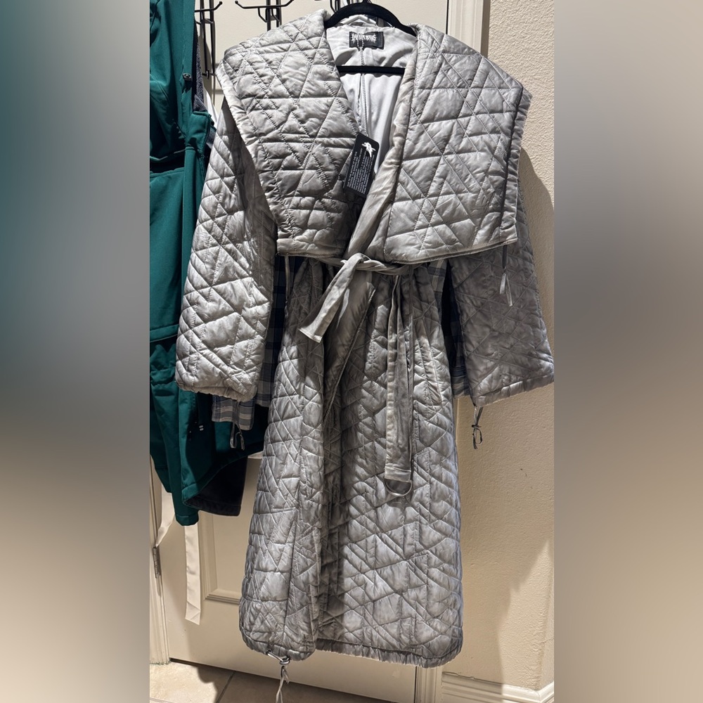NWT Darker Wave Lightweight Puffer trench coat.  Gray.